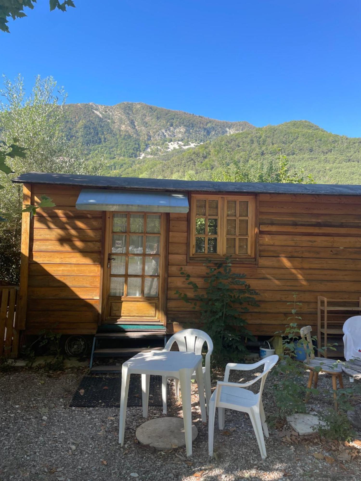 Hotel La Roulotte Chez Camille Veynes Exterior foto